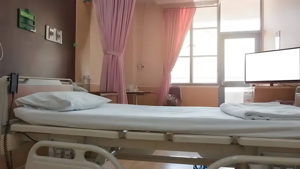演硬汉成名却情路坎坷，8年不敢谈恋爱，遇小10岁的她成宠妻狂魔